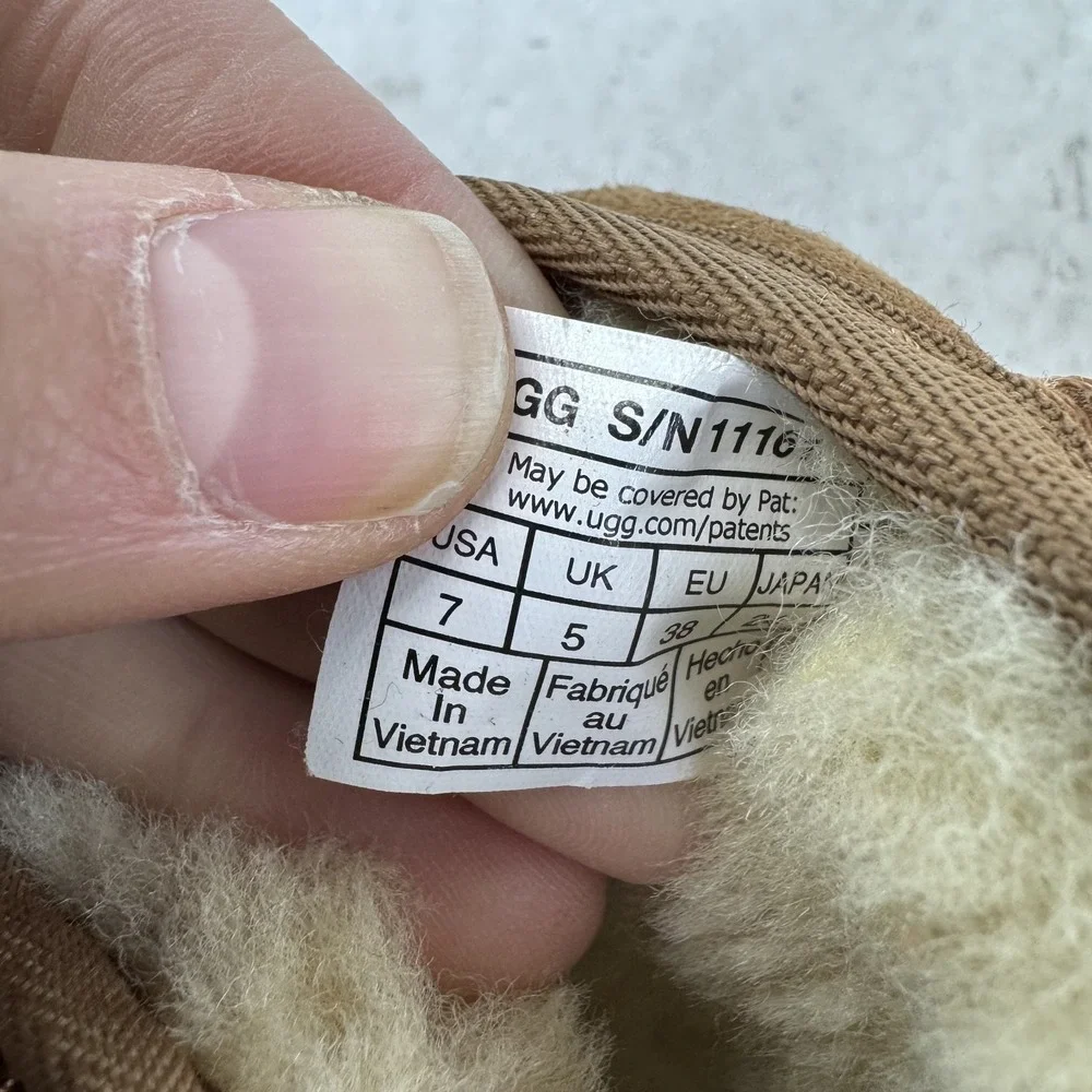 Womens Ugg Classic Ultra Mini Tan Shearling Lined Comfort Boots Size 7 M GUC - Picture 9 of 9